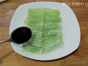 将微波好的丝瓜取出，浇上一勺蒸鱼豉油。