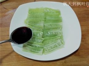 将微波好的丝瓜取出，浇上一勺蒸鱼豉油。