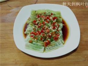 再将蒜蓉青红椒油浇在上面。