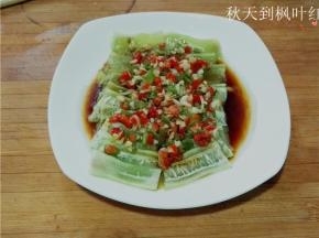 再将蒜蓉青红椒油浇在上面。