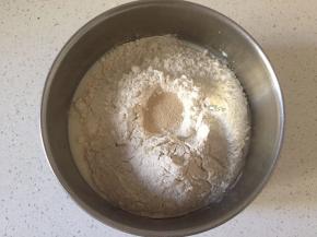 先加入牛奶、鸡蛋、水，再加入盐，糖对角放，加入高粉、褐麦粉、奶粉，上面放酵母