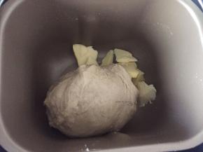 揉匀后加入软化的黄油