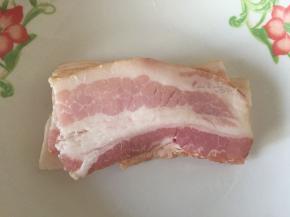 把培根取出切3段（一条比较长，我总共用了6大长条的，剪成18段）