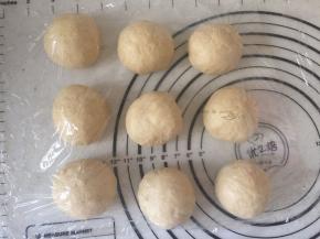 面团取出揉匀排气分9个小剂子，盖上保鲜膜，静置松弛15分钟
