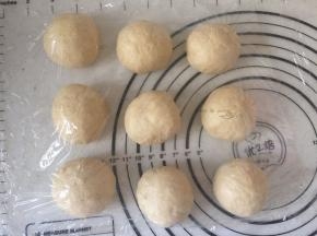 面团取出揉匀排气分9个小剂子，盖上保鲜膜，静置松弛15分钟