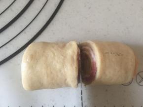 从上往下卷起，底部收口捏好，中间切一刀，不要断