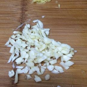 将姜和蒜切成小粒