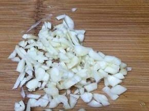 将姜和蒜切成小粒