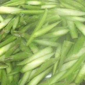 锅里倒入适量的水，在放入一点油和盐大火烧开，在将芦笋倒入焯水三分钟