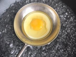约1分钟，周围蛋白开始变色。