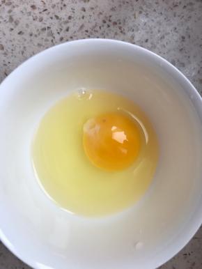 鸡蛋不要磕破蛋黄，磕入碗中。