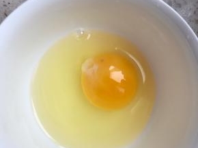 鸡蛋不要磕破蛋黄，磕入碗中。