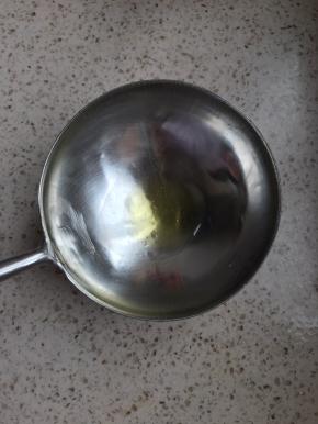 找一个直径非常大的炒勺，刷少许油。