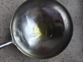 找一个直径非常大的炒勺，刷少许油。