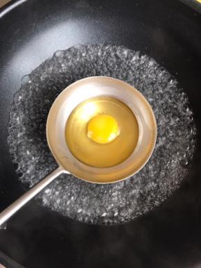 锅中大火烧开水，放入勺子，烫勺底。