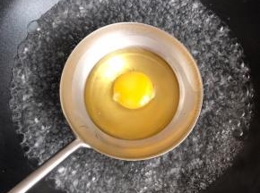 锅中大火烧开水，放入勺子，烫勺底。