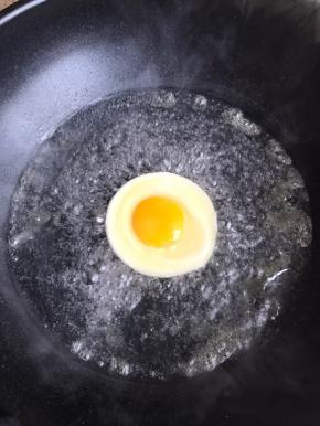 转小火，再煮个三四分钟左右，我个人是比较喜欢蛋黄带流心的，不喜欢全熟，根据你喜欢程度来煮这个鸡蛋。