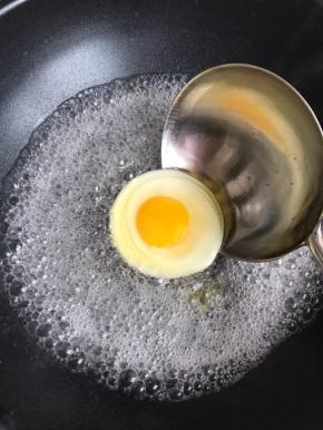 把鸡蛋划入水中，因为之前刷油的缘故，不会粘勺底。