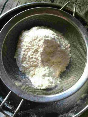 面粉过筛备用