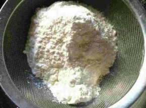 面粉过筛备用