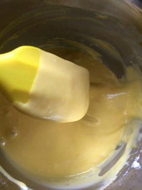 水油糖乳化，筛入面粉和成蛋黄糊