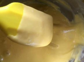 水油糖乳化，筛入面粉和成蛋黄糊
