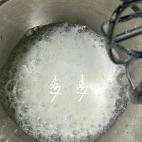 先加入细砂糖打匀