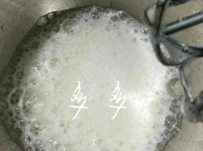 先加入细砂糖打匀