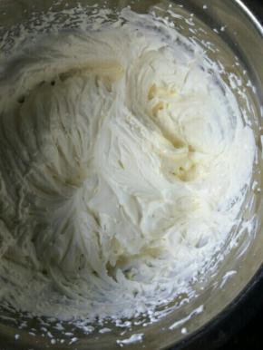 淡奶油加入细糖和fulff棉花糖打至硬性，适合抹坯的程度！