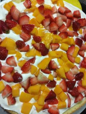 抹上奶油，辅上水果！再加上一层蛋糕！抹上奶油，基础奶油蛋糕坯放至冰箱冷藏2小时！