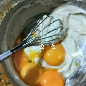 油水糖和匀加入蛋黄，这是后蛋法和匀面糊