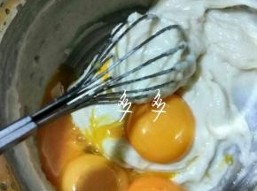 油水糖和匀加入蛋黄，这是后蛋法和匀面糊