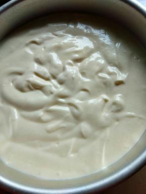 蛋黄糊和蛋白糊和匀！成为微微泛粉的蛋糕糊！