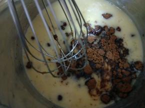 红糖、鸡蛋和玉米油一起搅拌均匀，红糖容易结块一定要搅开无颗粒