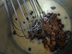 红糖、鸡蛋和玉米油一起搅拌均匀，红糖容易结块一定要搅开无颗粒