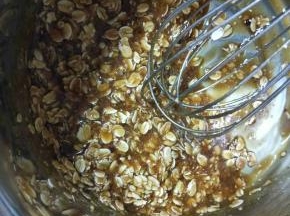 加入燕麦片搅拌均匀