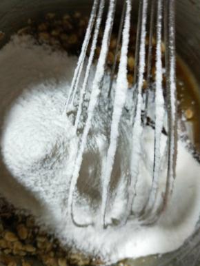 低筋面粉和泡打粉、小苏打混合过筛加入