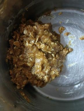 所有原料拌匀至无干粉，和成团