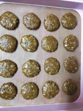 分好后搓成小圆球再轻轻压扁