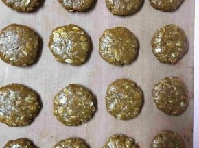分好后搓成小圆球再轻轻压扁
