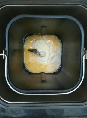 把水，鸡蛋液，糖，奶粉，盐放入面包桶内