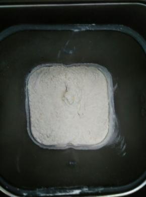 放入高粉和酵母，启动和面程序