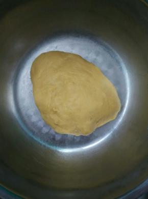 加入软化好的黄油，揉成光滑的面团