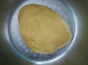 加入软化好的黄油，揉成光滑的面团
