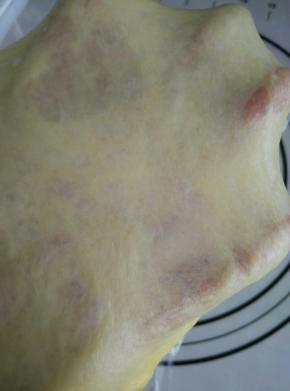 加入软化好黄油的面团放入面包桶内，启动和面程序两个，揉出手套膜