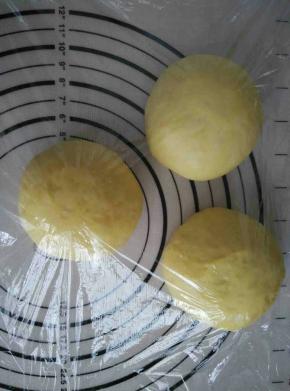 把揉好的面团平均分成三份，盖保鲜膜醒15分钟