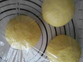 把揉好的面团平均分成三份，盖保鲜膜醒15分钟