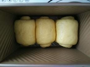 做好的吐司卷依次放进吐司盒内