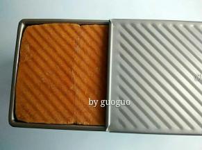 打开盖子，震一下脱模