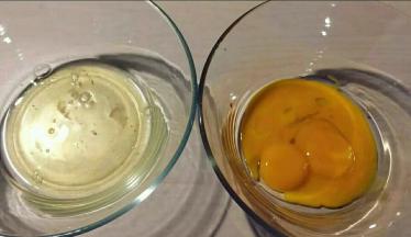 1、分离蛋白和蛋黄，切记蛋白里不能沾有蛋黄，否则不能成功打发蛋白。